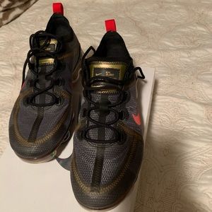 Nike Vapormax 2019 black/gold/red only worn once